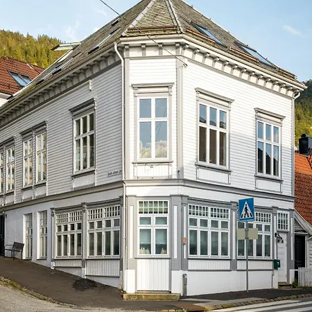 Modern Penthouse In Sandviken Bergen
